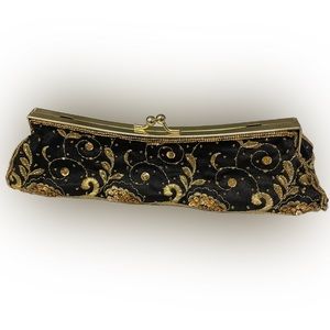 Beaded clutch with delicate handle